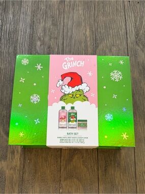 The Grinch Bath Set
Bubble Bath, Body Wash and Sugar Scrub
New in box.